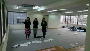 【写真①】講師責任者の由里先生とデザイン・設計・施工会社の担当 森さんと土屋さん。繊細なデザインは、やはり繊細な女子によって生み出される!