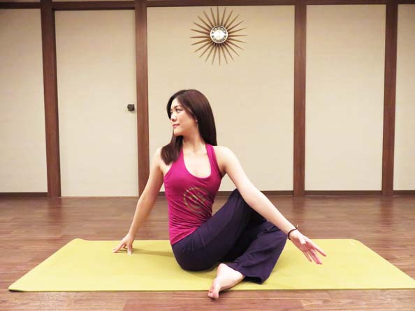 内臓脂肪燃焼に効果的な「ねじり」のポーズ!背筋を伸ばすのがコツです