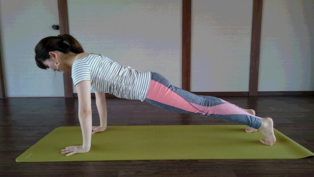 二の腕の引き締めに効果的なプランク 板のポーズ!