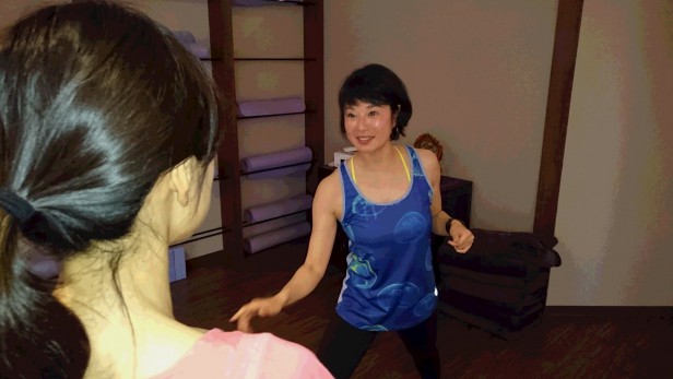 ハピネス・ヨガのプログラムの中でも運動量No.1のパワーヨガを担当する麻里先生。一度、お試しください!