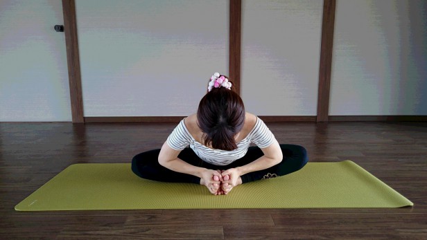 「合っせき」のポーズ。骨盤まわりの血液の循環が良くなることによって、婦人科系器官の冷えを解消すると共に美肌効果も得られます!