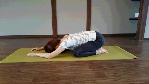 腰痛の改善い効果のある『チャイルド』のポーズ!