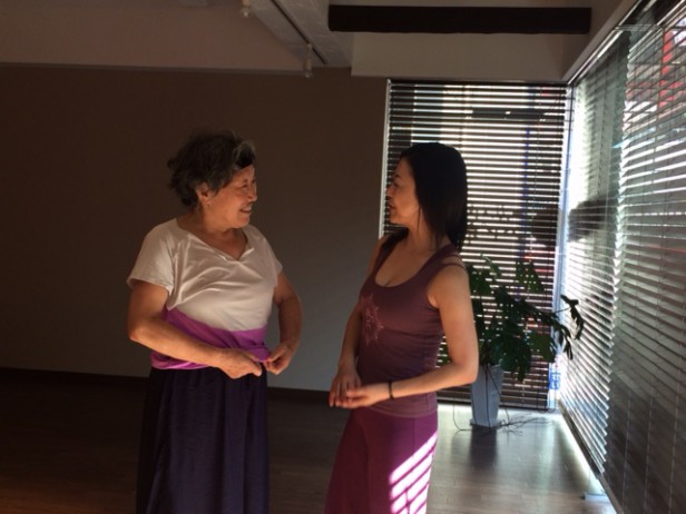 お客様と談笑する由里先生。このお客様とは数年におよぶお付き合い!