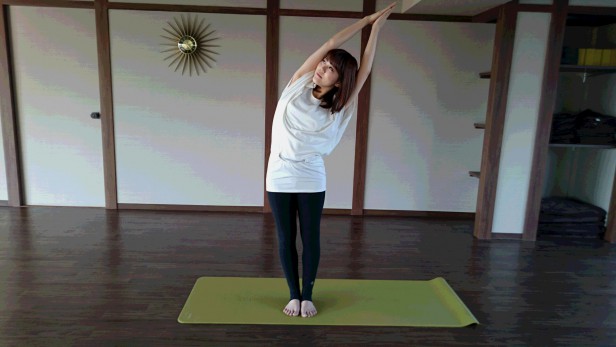 肝臓まわりも刺激し、花粉症の改善に効果のある『三日月』のポーズ!